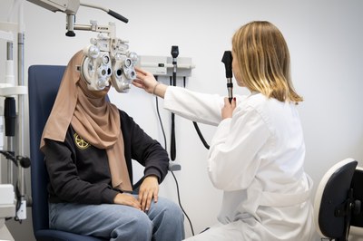 El CUV UPC Diagonal ofereix adaptacions gratuïtes de lents de contacte per a estudiantat i públic general