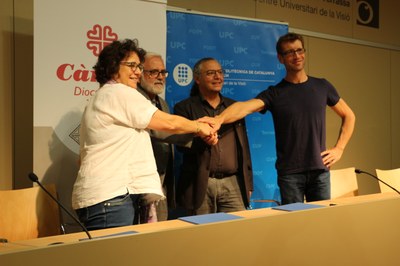 La UPC i Càritas Diocesana de Terrassa signen un conveni per atendre la salut visual de persones sense recursos