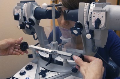 El proyecto docente "Aprendizaje Servicio en el ámbito de la optometría" galardonado con la la distinción Jaume Vicens Vives